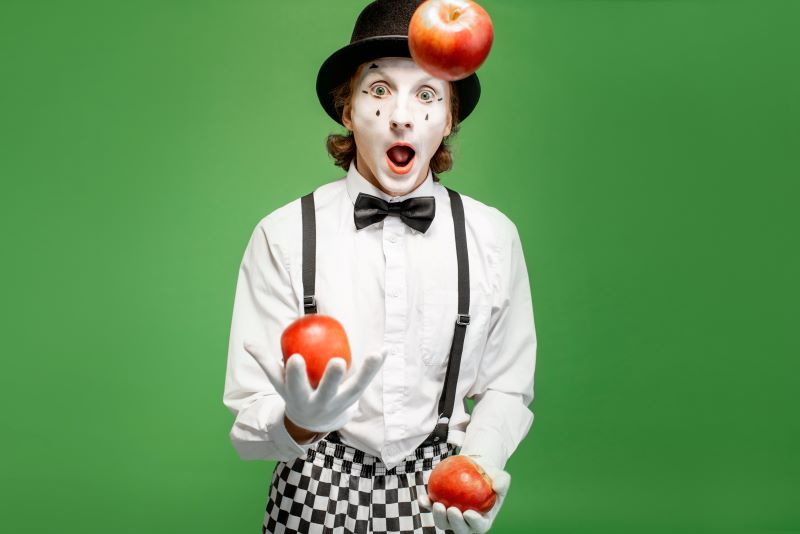clown jugglin apples