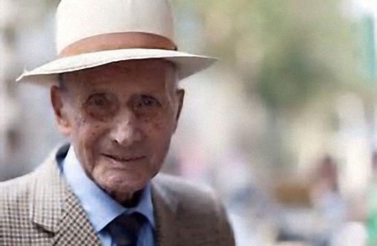Old man wearing a suit and hat
