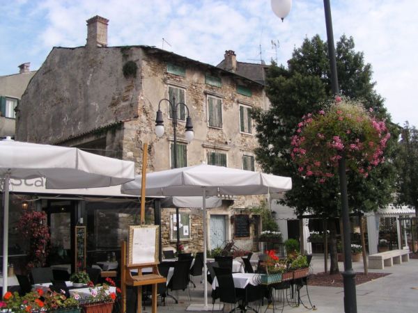 Restaurant with outdoor tavles