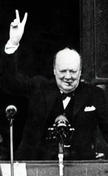 Churchill gives the &lsquo;V&rsquo; for victory sign